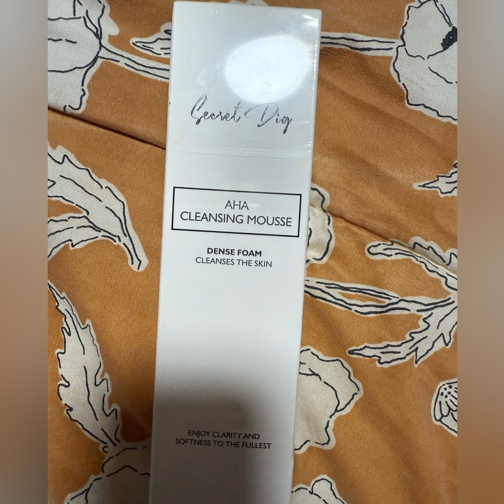 AHA Cleansing Mousse - White